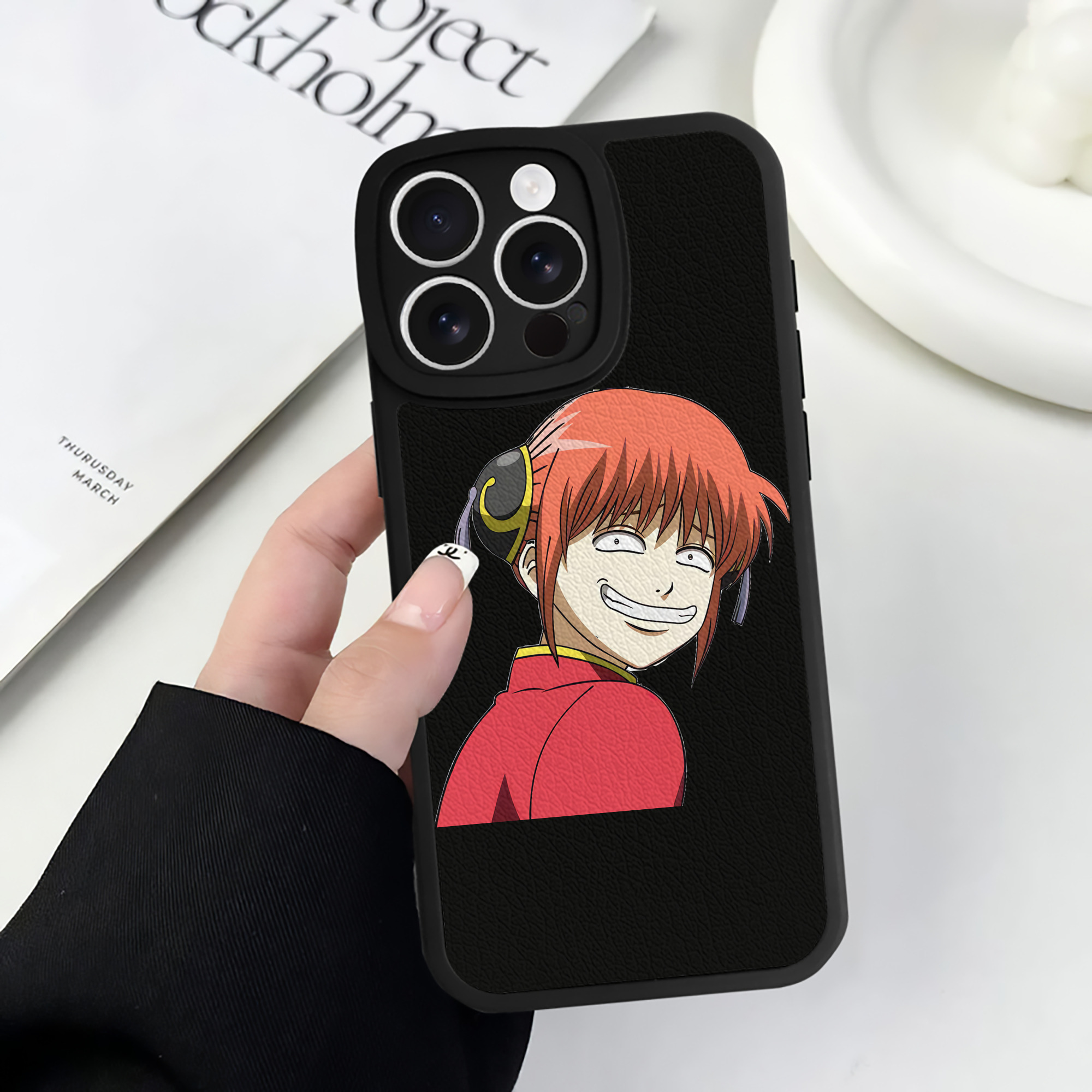 （画像用） ぎんたま 坂田銀時（さかたぎんとき） 神楽 志村新八（しむら しんぱち） GINTAMA Sakata Gintoki Kagura Shimura Shinpachi 【iPhone 16シリーズ対応】シリコンスマホケース（レザー調） 材質：シリコン